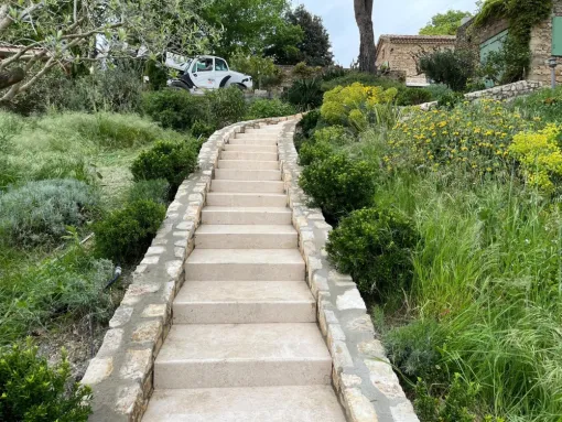 création d'un escalier en pierre à Tresques.