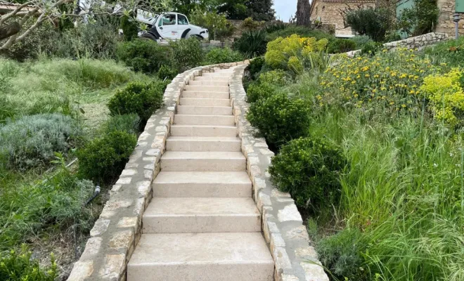 création d'un escalier en pierre à Tresques.